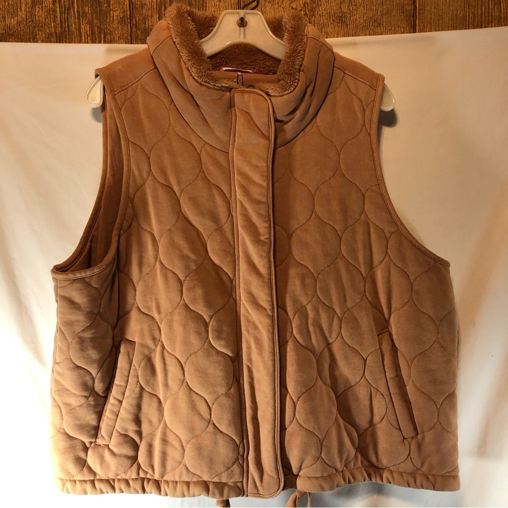 CALIA by Carrie Underwood NWOT Women’s quilted zip & snap vest XXL in camel